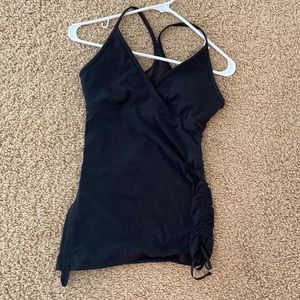 Lulu tank size 4 and 6 , can fit either